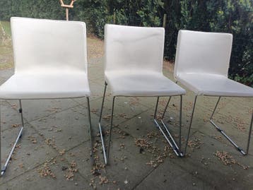 Set van 3 witte eetkamerstoelen met metalen onderstel
