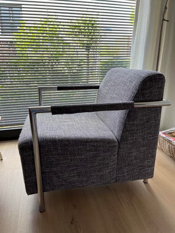 Moderne fauteuil met chromen frame en grijze stof