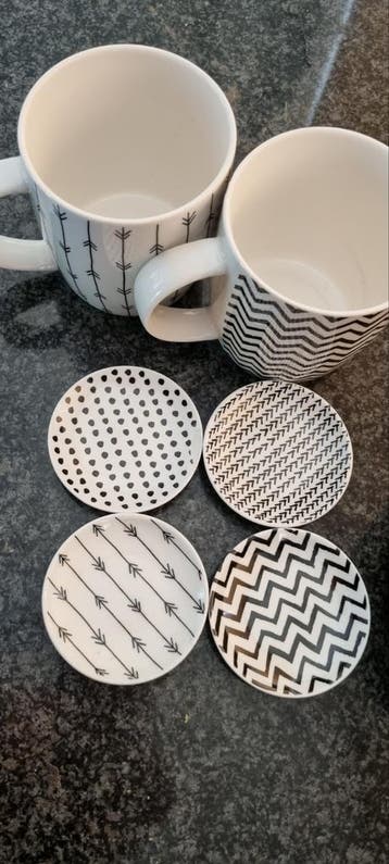 2 mokken en 4 theezakjesschaaltjes - zwart/wit patroon