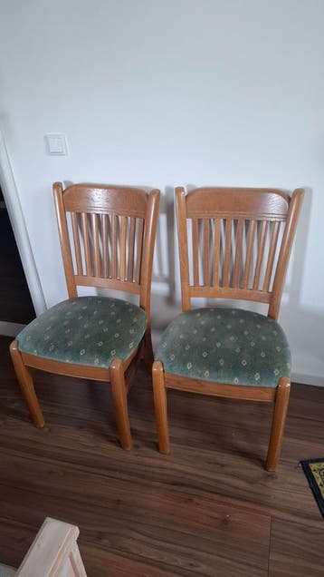 GRATIS: set van 2 houten stoelen met groene stoffen zitting