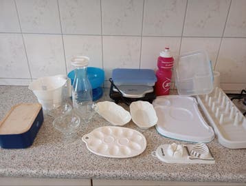 Diverse keuken spullen: van schalen tot flessen