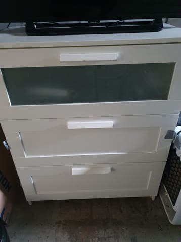 Witte ladekast met 3 laden, waarvan 1 met glas