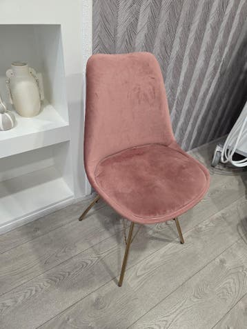 GRATIS!!! 6 KICK velvet stoelen!!!