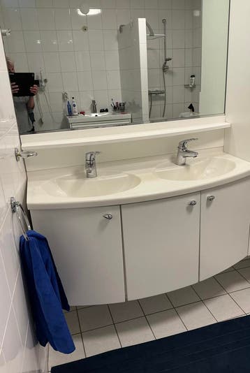 Badkamer meubel met twee wasbakken 1.30 mtr breed