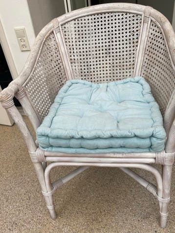Gratis: 3 rieten/bamboe witte stoelen met kussens