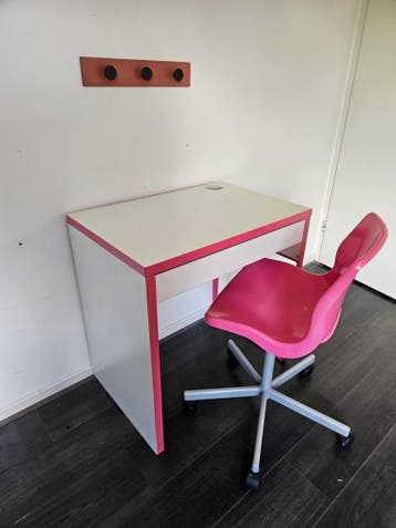 Gratis bureau met bureaustoel en kapstokje