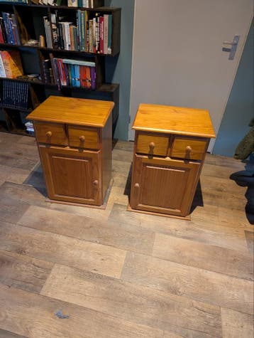 Gratis af te halen: Vurenhouten nachtkastjes (2 stuks)