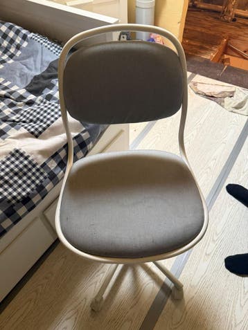 Gratis. Tv meubel zit geen tv bij. Bed is uitschuifbaar