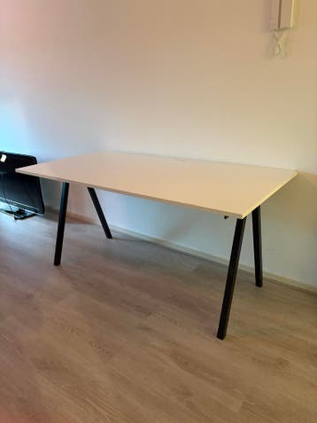 SPOED: wit bureau met zwart metalen onderstel