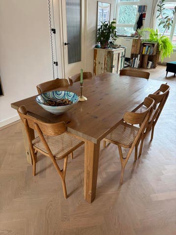 Robuuste houten eettafel