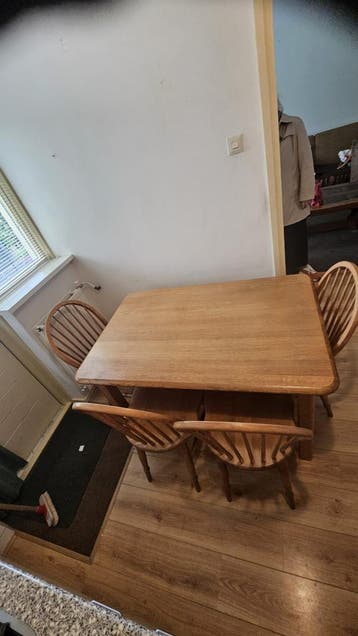Tafel met 4 stoelen