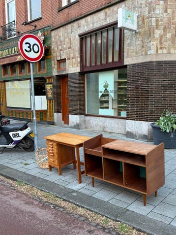 GRATIS - vinyl rmeubel en vintage bureautje STAAT BUITEN