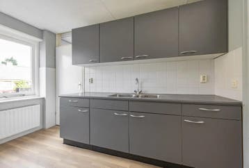 GRATIS AF TE HALEN  Twee keukenblokken met bovenkastjes