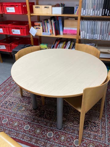 Ronde tafel en  bureau