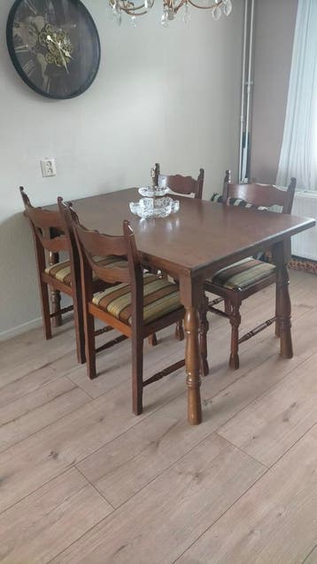 Eikenhouten eettafel met 4 stoelen