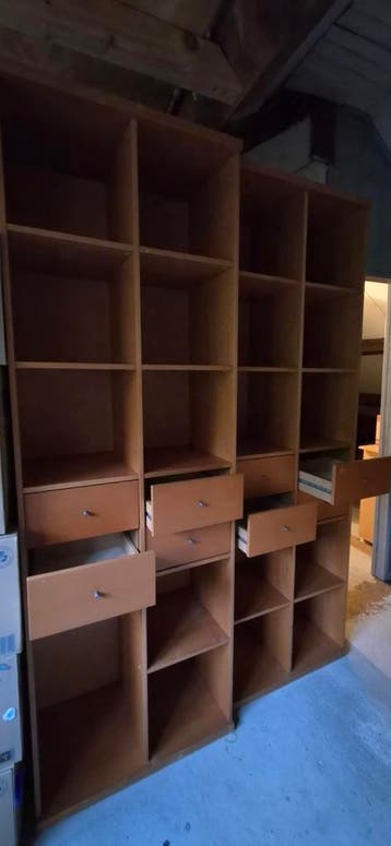 Gratis: 2 kasten met planken en lades (H210xB73xD40)