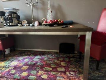 Grote houten tafel met metalen poten