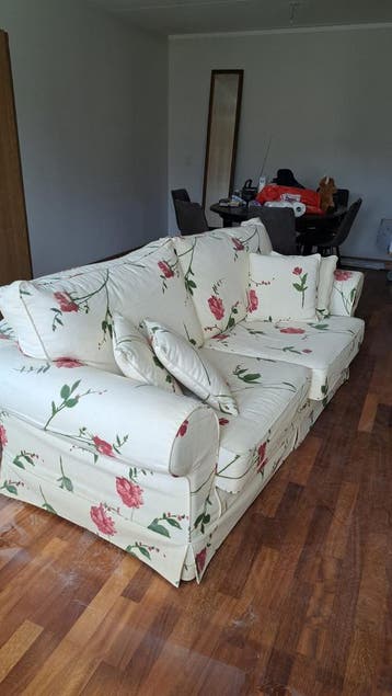 Comfortabele bank met bloemenprint