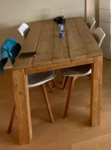 Houten tafel met 2 stoelen