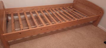 Houten eenpersoons bedframe met lattenbodem