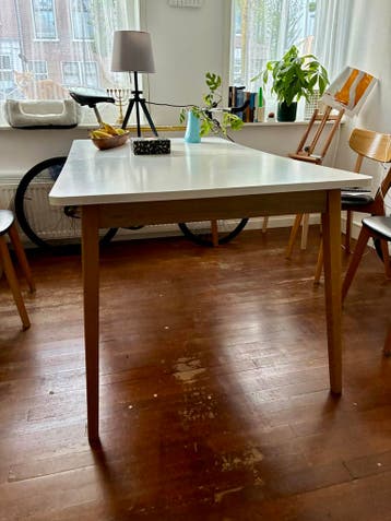Eettafel met witte top en houten poten 170x90
