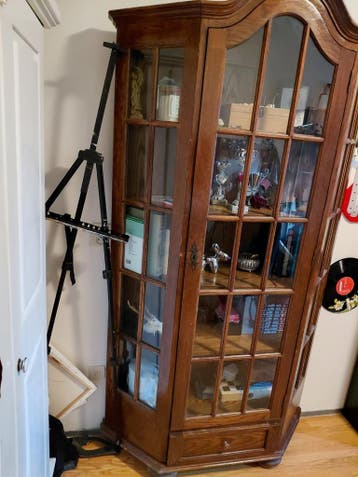 Mooie bruine houten vitrinekast met glazen deur