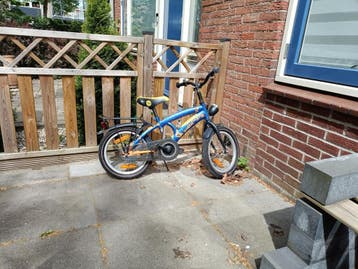 Gratis kinderfiets om te oefenen - blauw overgespoten