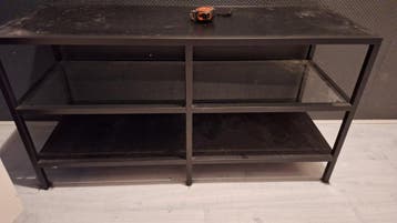 Zwart metalen rek met glazen en houten planken