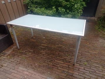Ikea eettafel met glazen blad.