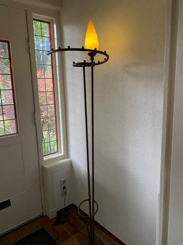 Elegante staande kapstok met lamp