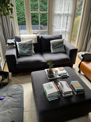 Gratis: Mooie antracietgrijze bank + hocker in goede staat