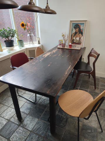 Eettafel met enkele beschadigingen, gratis op te halen