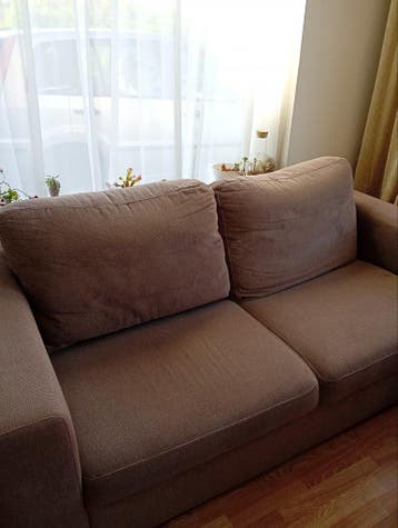 Comfortabele bruine twee en een half persoonsbank