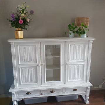 Gratiss af te halen! Wit dressoir met glazen deur en lades