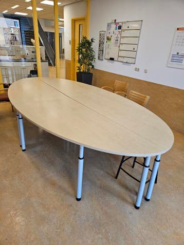 Grote ovale vergadertafel - Licht hout met metalen poten