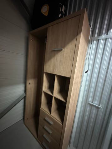 Houten kast met lades, deuren en open vakken