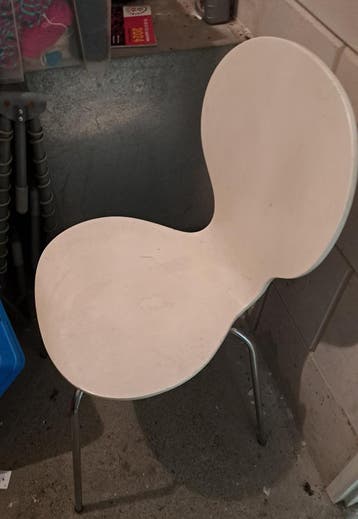 Gratis: 2x Witte eetkamer stoelen (Ikea)