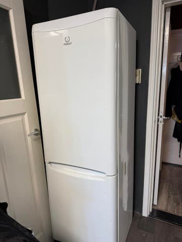 GRATIS Indesit Koelkast met Vriezer - Wit,gebruikt