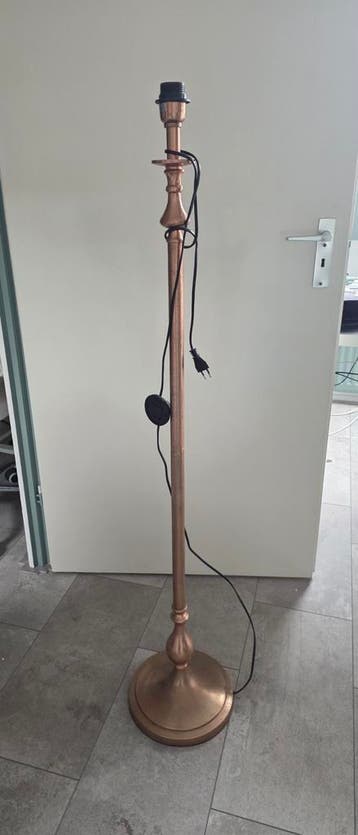 Gratis af te halen: Koperkleurige schemerlamp voet (134 cm)