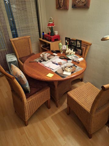 Ronde eettafel en 4 stoelen