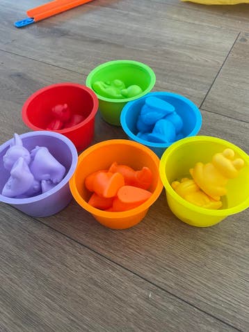 Dieren sorteer- en telspel met bakjes