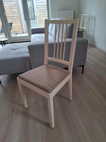 Houten stoel met stoffen zitting