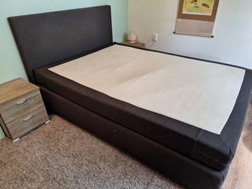 Comfortabel tweepersoons boxspring bed met hoofdbord