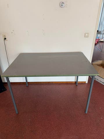 Stevige tafel met metalen poten