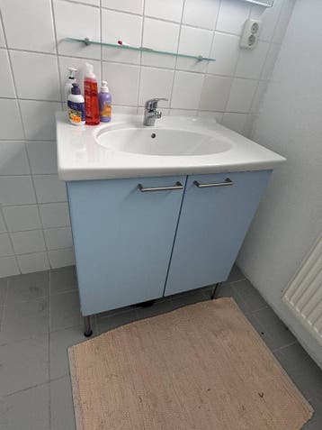Badkamer wandmeubel met wasbak en kraan