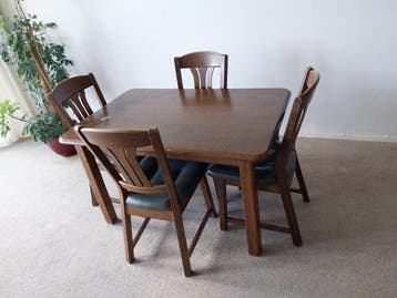 Stevige en goed afneembare eettafel met 4 stoelen
