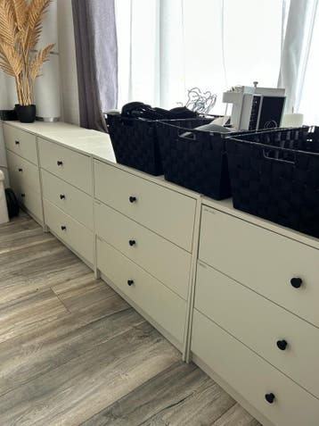GRATIS 4 witte ladekastjes met zwarte knoppen