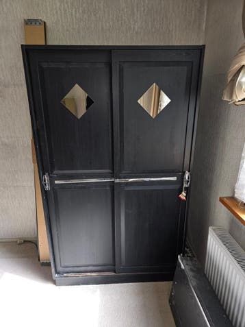 Gratis houten legkast met schuifdeuren