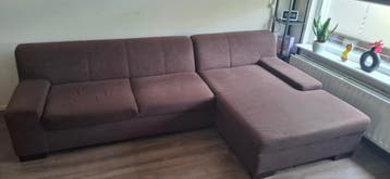 Comfortabele bruine hoekbank met chaise longue