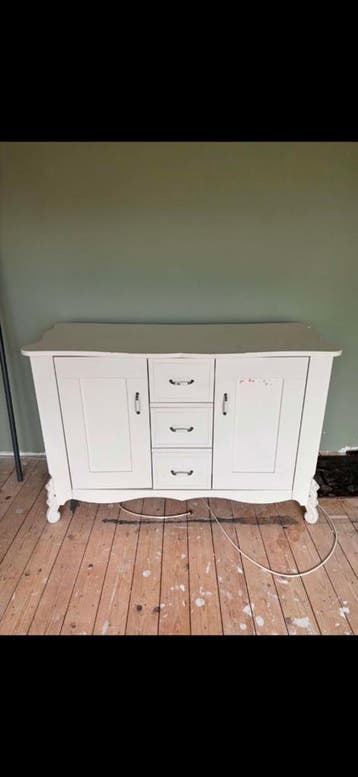Wit dressoir met lades en deuren